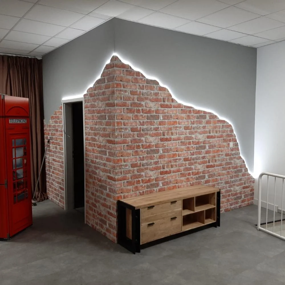 Zidni panel imitacija stare cigle interijer hodnik