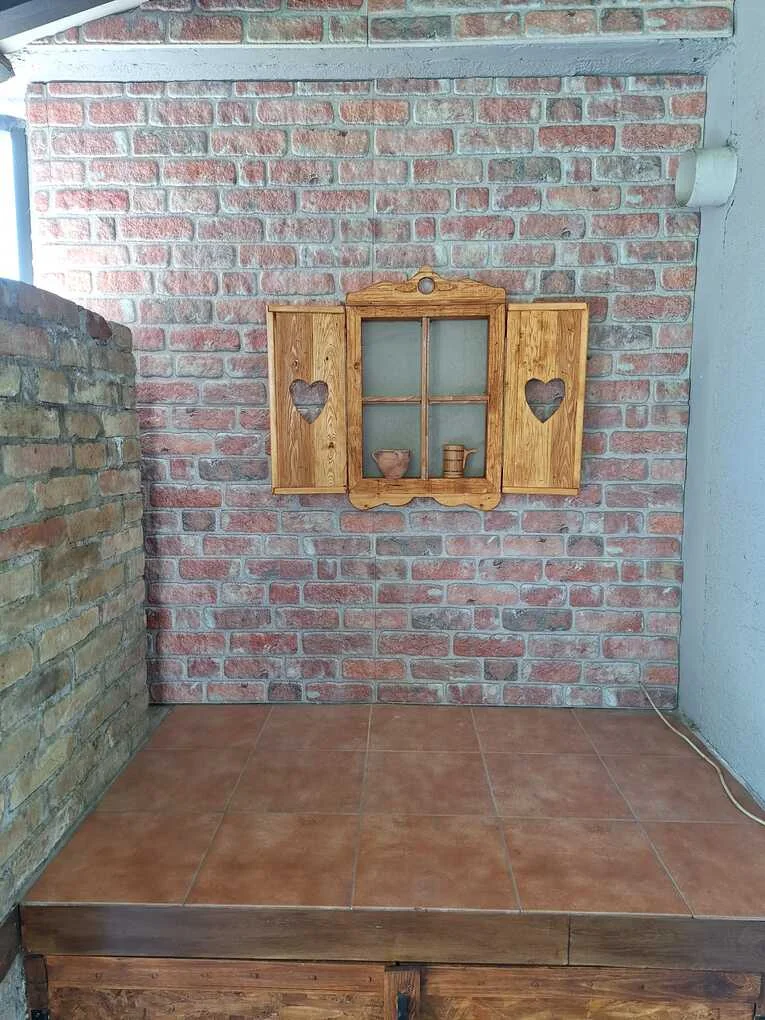 Dekorativni zidni panel imitacija stare cigle, model L-1902, slika ugradnje na vanjskoj natkrivenoj terasi - iz blizine.
