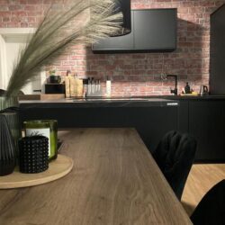 Dekorativni zidni panel imitacija stare cigle, model L-1902, zid iznad kuhinjskih elemenata - slikano iz daljine